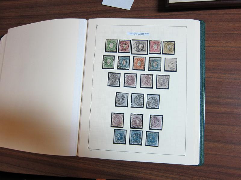 0018 (52).JPG -     Lote:    18      Marcofilia      Lotes Especiais       Descrição:         Portugal &mdash; Colecção especializada em dois álbuns com estudo especializado das marcas de duplo círculo e circulares de Lisboa, com selos de diversas emissões e cartas. Lote a ver.        Lote       Valor Base:     &euro; 1.000,00     Valor Venda:     Retirado     